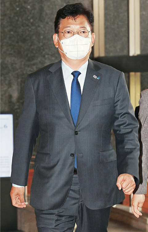 송영길 더불어민주당 대표가 8일 오전 부동산 불법거래 의혹이 제기된 의원 12명에 대한 조치를 논의하는 최고위원회의에 참석하기 위해 국회 본관 당 대표실로 향하고 있다.