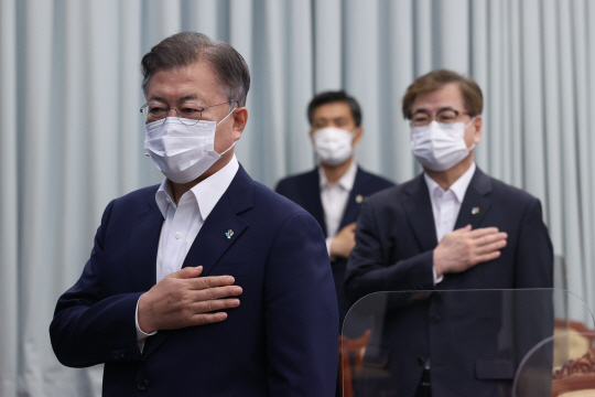 문재인 대통령이 8일 오전 청와대에서 열린 국무회의에서 국기에 대한 경례를 하고 있다. 오른쪽은 서훈 청와대 국가안보실장. 연합뉴스