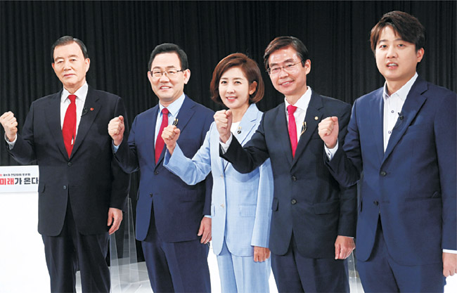 8일 오전 서울 용산구 임정로 백범김구기념관에서 열린 국민의힘 당 대표 후보 합동토론회에서 후보자들이 기념촬영을 하고 있다. 왼쪽부터 홍문표·주호영·나경원·조경태·이준석 후보. 국회사진기자단