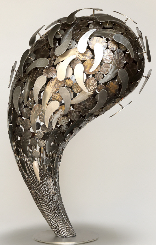 강신영, 생명 서사, 51×87×35㎝, 스테인리스 스틸, 2021