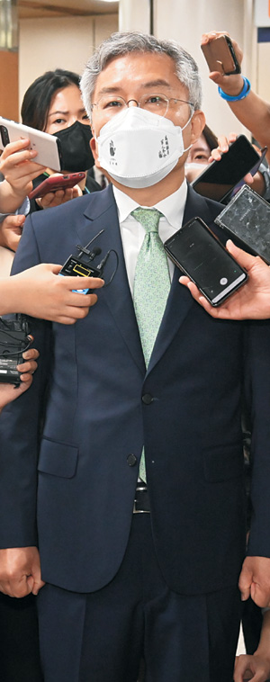 최강욱 열린민주당 대표가 8일 오전 서울중앙지법에서 조국 전 법무부 장관 아들의 인턴활동과 관련된 ‘허위사실공표’ 혐의에 대해 1심에서 벌금 80만 원을 선고받고 법정을 나서고 있다.