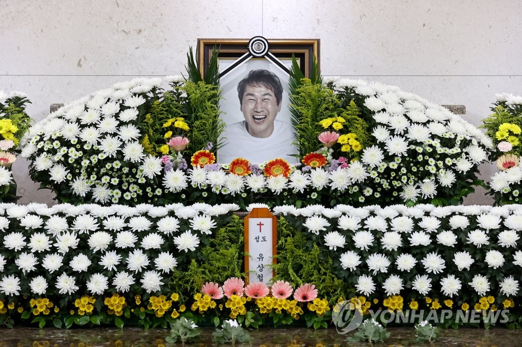 (서울=연합뉴스) 7일 오후 서울아산병원 장례식장에 마련된 유상철 전 인천 유나이티드 감독의 빈소에 고인의 영정이 놓여 있다. 2021.6.7