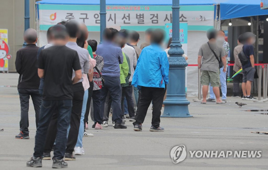 (서울=연합뉴스) 7일 오전 서울역 광장에 마련된 임시선별검사소에서 시민들이 줄을 서 있다. 2021.6.7