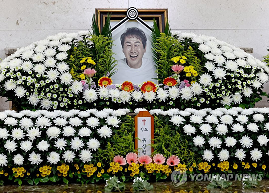 (서울=연합뉴스) 7일 오후 서울아산병원 장례식장에 마련된 유상철 전 인천 유나이티드 감독의 빈소에 고인의 영정이 놓여 있다. 2021.6.7