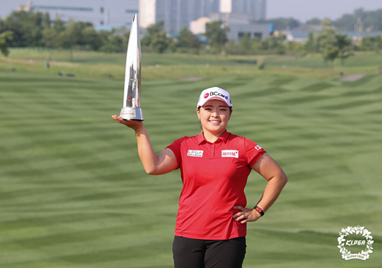‘롯데 오픈’ 트로피 주인공 장하나 [KLPGA 제공. 재판매 및 DB 금지]