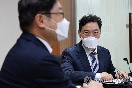 (서울=연합뉴스) 김오수 검찰총장이 지난 3일 오후 서울 서초구 서울고등검찰청을 방문한 박범계 법무부 장관에게 인사말을 하고 있다. [연합뉴스]