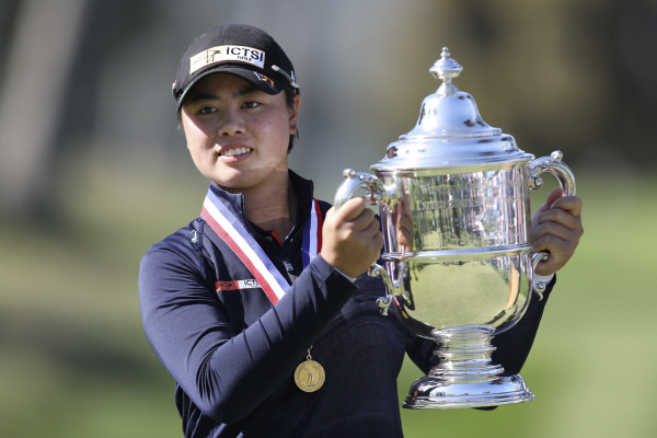 필리핀의 유카 사소가 7일 오전(한국시간) 끝난 미국여자프로골프(LPGA)투어 메이저대회 US여자오픈에서 정상에 오른 뒤 우승포즈를 취하고 있다.  AP뉴시스