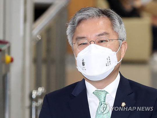(서울=연합뉴스) 조국 전 법무부 장관 아들에게 허위 인턴활동 확인서를 써주고도 선거운동 과정에서 혐의를 부인하며 거짓 해명했다는 이유로 재판에 넘겨진 최강욱 열린민주당 대표가 8일 오전 서울 서초구 서울중앙지법에서 열린 1심 선고공판에 출석하며 법정으로 향하고 있다.