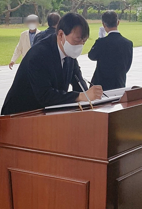 [서울=뉴시스]윤석열 전 검찰총장이 5일 오전 서울 동작구 국립서울현충원 충혼탑 지하 무명용사비와 위패봉안실을 찾아 참배한 뒤 방명록을 작성하고 있다. (사진=윤석열 전 검찰총장 측 제공) 2021.06.05.