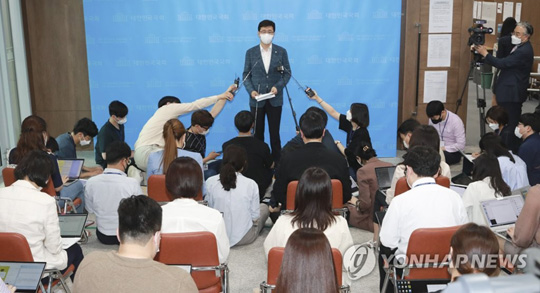(서울=연합뉴스) 더불어민주당 고용진 수석대변인이 8일 오후 서울 여의도 국회 소통관에서 국민권익위원회의 더불어민주당 국회의원 부동산 거래 전수조사 결과에 대해 브리핑한 뒤 기자들의 질문에 답하고 있다. 2021.6.8