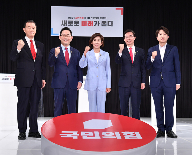 [서울=뉴시스]국회사진기자단 = 8일 서울 용산구 백범김구기념관에서 열린 국민의힘 오른소리 합동토론회에서 당 대표에 출마한 후보자들이 기념촬영을 하고 있다. 왼쪽부터 홍문표, 주호영, 나경원, 조경태, 이준석 후보. 2021.06.08.
