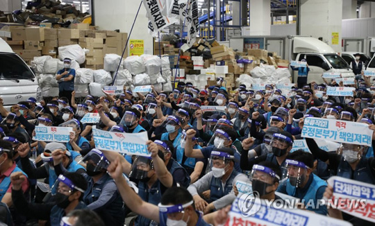 (서울=연합뉴스) 분류작업을 거부하고 있는 택배노조가 8일 송파구 서울복합물류센터에서 단체협약 쟁취 결의대회를 하고 있다. 택배노조는 분류작업을 거부하며 ‘9시 출근·11시 배송출발’ 단체행동을 하고 있다. 2021.6.8