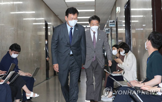 (서울=연합뉴스) 더불어민주당 송영길 대표(왼쪽)가 8일 서울 여의도 국회에서 긴급 비공개 최고위원회의를 주재하기위해 김영호 비서실장과 함께 대표실로 향하고 있다. 2021.6.8