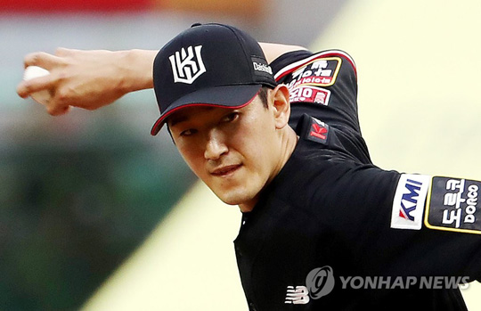 (인천=연합뉴스)  8일 인천 SSG 랜더스필드에서 열린 프로야구 SSG 랜더스와 kt 위즈의 경기. 1회말 kt 선발투수 고영표가 역투하고 있다. 2021.6.8