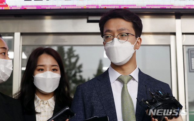 [서울=뉴시스]‘한강 대학생 사건’ 숨진 A씨(22)의 친구 B씨측 법률대리인인 법무법인 원앤파트너스 이은수(오른쪽), 김규리 변호사가 지난 7일 오후 서울 서초구 서초경찰서에서 유튜브 종이의 TV에 대한 고소장을 접수한 뒤 취재진 질문에 답하고 있다. 2021.06.07.