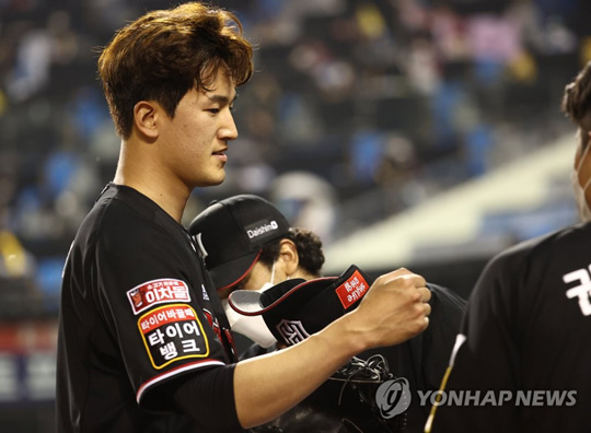 마운드 내려오는 고영표 [연합뉴스 자료사진]