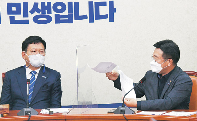 윤호중(오른쪽) 더불어민주당 원내대표가 9일 오전 국회에서 열린 최고위원회의에서 관련 자료를 들고 감사원은 국회의원 조사가 불가하다고 말하고 있다. 왼쪽은 송영길 대표.   국회사진기자단