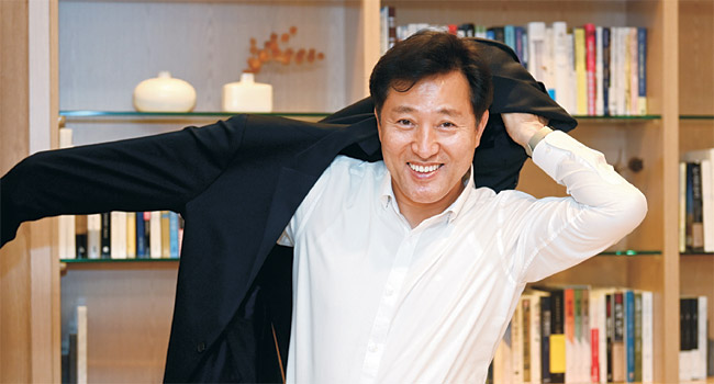 오세훈 서울시장이 지난 4일 서울시청 6층 집무실에서 문화일보와의 인터뷰를 위해 일어서며 상의를 입고 있다. 오 시장은 10년을 떠나 있다 4·7 보궐선거로 복귀한 지 두 달이 채 안 됐지만 시정(市政)을 상세히 꿰고 있었고, 상당히 여유 있고 유연해 보였다. 김선규 기자
