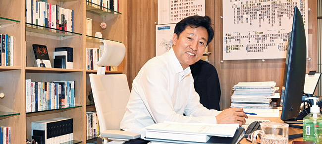 오세훈 서울시장이 인터뷰 도중 자신의 집무실 책상 컴퓨터로 자료를 확인하다 밝게 웃고 있다.  김선규 기자