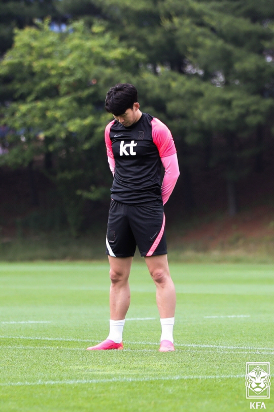 손흥민이 8일 파주 국가대표트레이닝센터에서 열린 축구대표팀 훈련에 앞서 고 유상철 감독을 추모하는 묵념을 하고 있다.  대한축구협회 제공