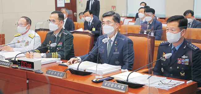 서욱(앞자리 오른쪽 두 번째) 국방부 장관이 9일 오전 국회 국방위원회에 참석해 여중사 성추행 피해 사망사건과 관련한 브리핑을 하고 있다. 국회사진기자단