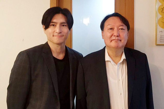 [서울=뉴시스] 윤석열 전 검찰총장이 지난 5일 서울의 한 모처에서 K9 자주포 폭발사고 피해로 인한 장애를 딛고 모델과 작가로 활동하고 있는 이찬호 씨를 만나 기념촬영을 하고 있다. (사진=윤석열 전 총장 측 제공) 2021.06.06. *재판매 및 DB 금지
