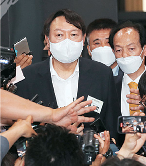 윤석열 전 검찰총장이 9일 서울 중구 명동에서 열린 우당 이회영 선생 기념관 개관식에 참석한 후 취재진에 둘러싸인 채 걸어 나오고 있다. 뉴시스