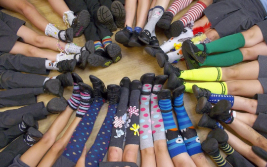 미국을 비롯한 서구 학교에서는 ‘삭스데이(Crazy Socks day·양말의 날)’까지 정해 학교를 창의성이 자라는 재미있는 공간으로 만들어 나가고 있지만 한국 학교에서는 색다른 양말을 엄격히 제한하는 획일화된 교육이 여전히 진행 중이다.  자료사진