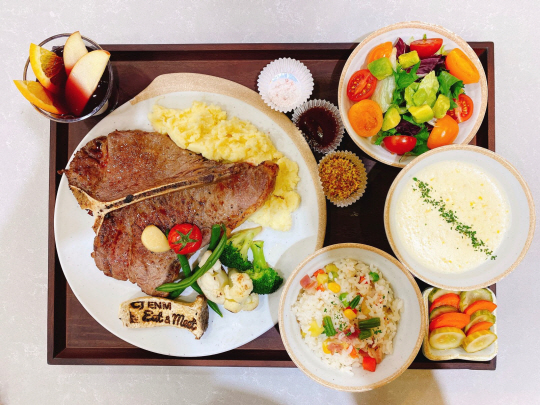 ‘월요병을 극복할 수 있는 특식’ 요청에 만들어진 CJ ENM의 ‘경이로운 월요일’ 메뉴.  CJ 제공