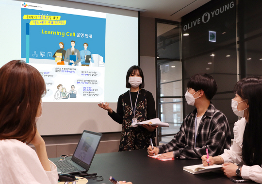 CJ올리브영의 사내 학습 제도 ‘러닝셀’에서 임직원 강사가 동료들을 상대로 설명하고 있다.  CJ 제공