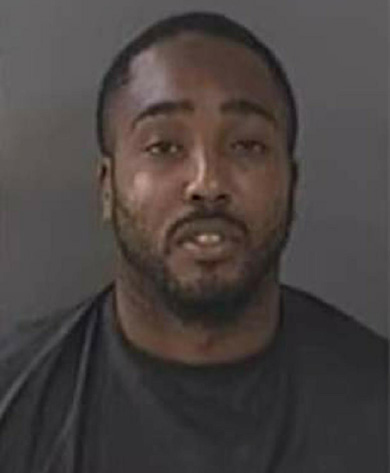 경찰의 추격을 따돌리려고 경찰에 아기를 던진 32살 아빠 제임스. [인디언리버 카운티 경찰 제공. 재판매 및 DB 금지]