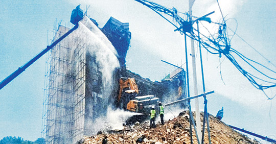 9일 ‘광주 54번 버스 참사’와 관련, 사고 발생 수시간 전 철거 현장 장면을 촬영한 사진이 공개됐다. 작업자들이 건물을 층별로 철거하지 않고 한꺼번에 여러 층을 부수는 모습이 포착돼 철거계획서를 준수하지 않았다는 의혹이 커지고 있다.   연합뉴스