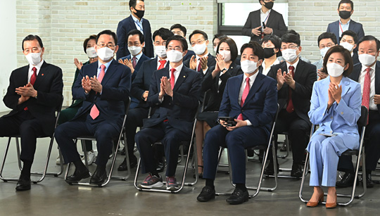 이준석(앞줄 오른쪽 두 번째) 신임 국민의힘 당 대표가 11일 오전 서울 영등포구 여의동 당사에서 열린 전당대회에서 다른 후보들과 나란히 앉아 있다. 앞줄 오른쪽부터 나경원 후보, 이 대표, 조경태·주호영·홍문표 후보.