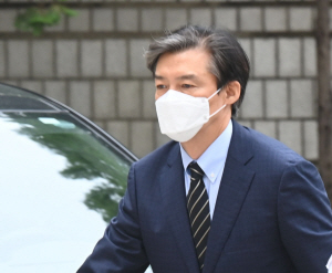 조국 전 법무부 장관이 11일 오전 자녀 입시·사모펀드 비리와 감찰 무마 지시 혐의 등에 대한 재판을 받기 위해 서울 서초구 서울중앙지방법원 법정으로 향하고 있다.