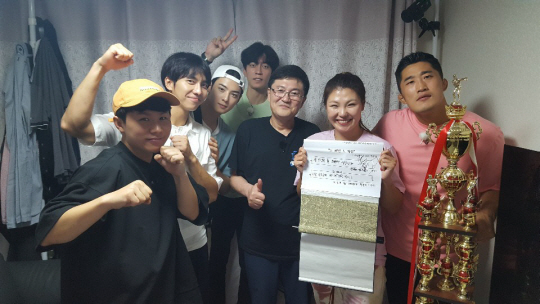 지난해 SBS ‘집사부일체’에 출연했을 때 모습. 오른쪽서 두 번째가 최현미, 세 번째가 아버지 최영춘 씨.   최현미 제공