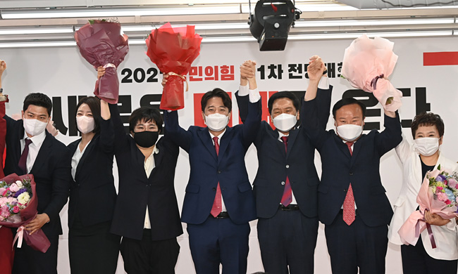 이준석(가운데) 당 대표 등 국민의힘 신임 지도부가 11일 오전 서울 영등포구 여의동 당사에서 열린 전당대회에서 손을 들어 인사하고 있다. 왼쪽부터 김용태·배현진·조수진 최고위원, 이 대표, 김기현 원내대표, 김재원·정미경 최고위원.