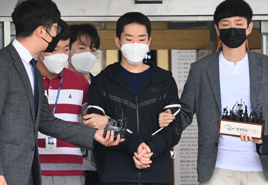 남성들의 알몸 사진을 인터넷에 유포·판매한 혐의로 구속된 이른바 ‘남자 n번방’ 사건 피의자 김영준(29)이 11일 오전 수감 중이던 서울 종로 경찰서에서 서울중앙지검으로 송치되면서 취재진의 질문에 답변하고 있다.