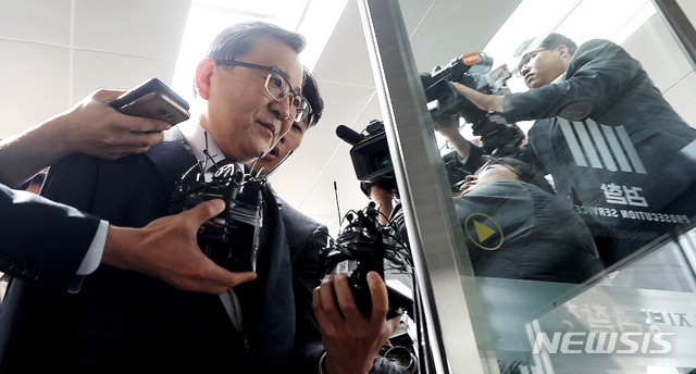 [서울=뉴시스]김학의 전 법무부 차관이 지난 2019년 5월9일 오전 서울 송파구 서울동부지방검찰청에서 ‘뇌물수수와 성범죄 의혹’과 관련 피의자 신분 조사를 받기 위해 검찰로 들어서고 있다. 2019.05.09.