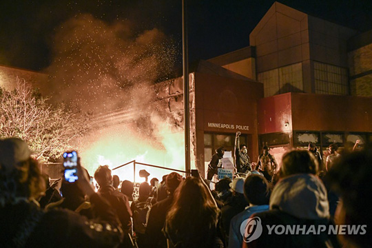 지난해 5월 28일 미 미네소타주에서 시위대가 경찰서에 불을 지른 모습. [EPA=연합뉴스]