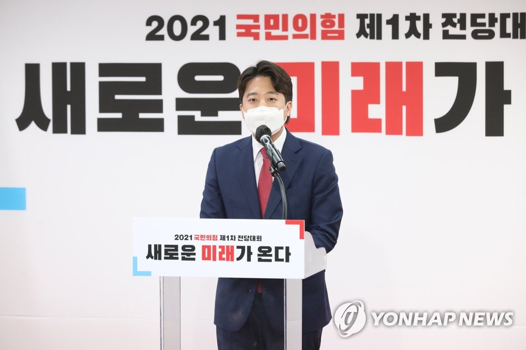 (서울=연합뉴스) 안정원 기자 = 국민의힘 이준석 신임 당대표가 11일 서울 여의도 국민의힘 중앙당사에서 열린 제1차 전당대회에서 당대표로 선출된 뒤 수락연설을 하고 있다. 2021.6.11