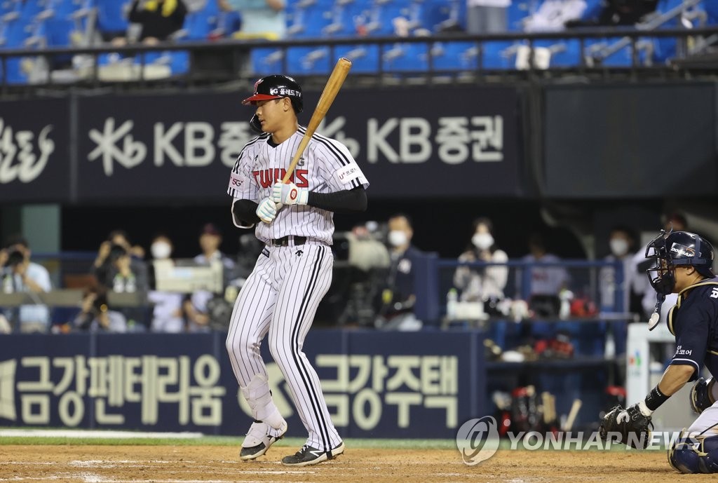 (서울=연합뉴스) 서명곤 기자 = 11일 오후 서울 송파구 잠실야구장에서 열린 2021 프로야구 두산 베어스와 LG 트윈스의 경기 8회말 2사 만루. LG 이영빈이 밀어내기 볼넷을 얻어내고 있다. 2021.6.11