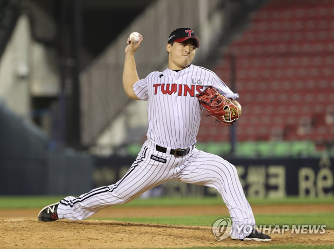 (서울=연합뉴스) 서명곤 기자 = 11일 오후 서울 송파구 잠실야구장에서 열린 2021 프로야구 두산 베어스와 LG 트윈스의 경기. LG 마무리 고우석이 힘차게 공을 던지고 있다. 2021.6.11
