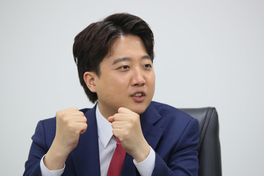 (서울=연합뉴스) 국민의힘 이준석 대표가 서울 여의도 국민의힘 당사에서 연합뉴스와 인터뷰하고 있다. 2021.6.12