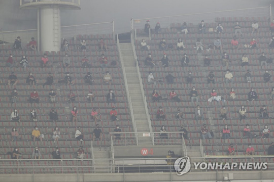 (고양=연합뉴스)  5일 오후 고양종합운동장에서 열린 카타르 월드컵 2차 예선 대한민국 대 투르크메니스탄 경기. 관중들이 사회적 거리두기를 유지하며 경기를 관람하고 있다. 2021.6.5