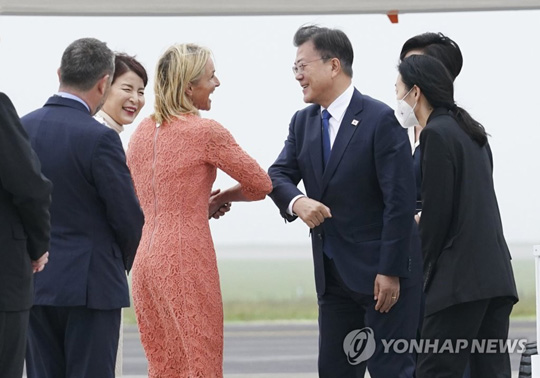 (콘월=연합뉴스)  G7(주요 7개국) 정상회의에 참석하는 문재인 대통령과 김정숙 여사가 11일 오후(현지시간) 영국 콘월 뉴키 공항에 도착, 제인 하틀리(Jane Hartley) 콘월 부주지사 등 환영 인사들과 인사하고 있다. 2021.6.12