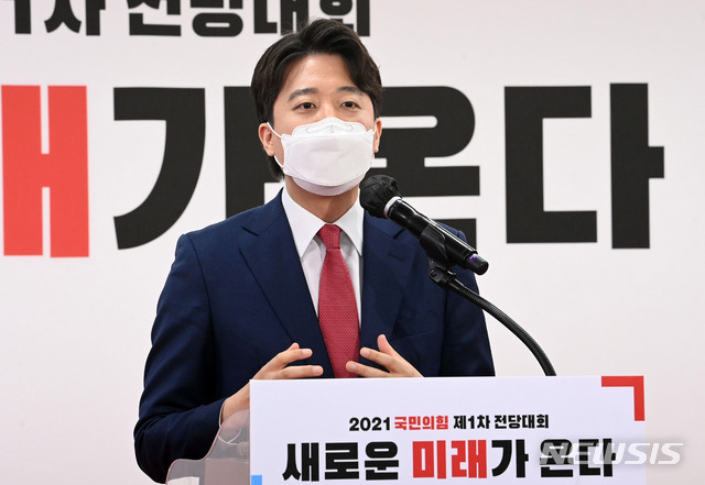 [서울=뉴시스]국회사진기자단 = 선출된 이준석 신임 국민의힘 당대표가 11일 오전 서울 여의도 국민의힘 당사에서 열린 전당대회에서 수락연설을 하고 있다. 2021.06.11.