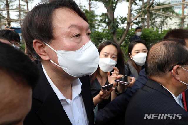 [서울=뉴시스]윤석열 전 검찰총장이 9일 서울 중구 남산예장공원에서 열린 독립운동가 우당 이회영 선생 기념관 개관식에 참석해 기념관으로 이동 중 취재진의 질문을 듣고 있다. (공동취재사진) 2021.06.09