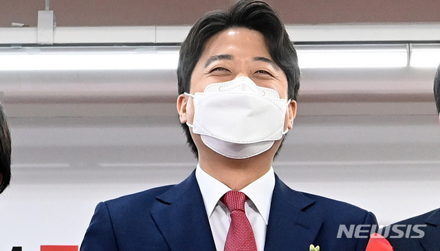 [서울=뉴시스]국회사진기자단 = 선출된 이준석 신임 국민의힘 당대표가 11일 오전 서울 여의도 국민의힘 당사에서 열린 전당대회에서 기뻐하고 있다. 2021.06.11.