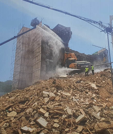 [광주=뉴시스] 17명의 사상자를 낸 광주 동구 학동 재개발정비 4구역 철거 건물 붕괴 참사 사고와 관련, 붕괴 건축물이 무너져 도로로 쏟아지기 직전 철거 모습. 철거물 뒤편에 쌓아올린 건축잔재물 위에 굴삭기를 올려 일시 철거하고 있다. (사진=독자 제공) 2021.06.10.