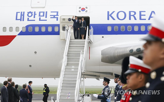 (콘월=연합뉴스)  G7(주요 7개국) 정상회의에 참석하는 문재인 대통령과 김정숙 여사가 11일 오후(현지시간) 영국 콘월 뉴키 공항에 도착, 환영 인사들에게 손을 흔들고 있다. 2021.6.12